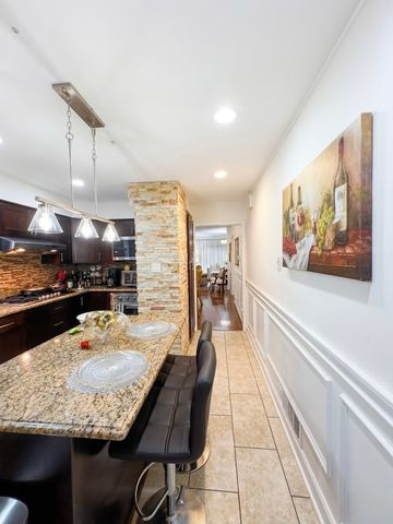 5549 N Parkside Avenue, Chicago, IL 60630