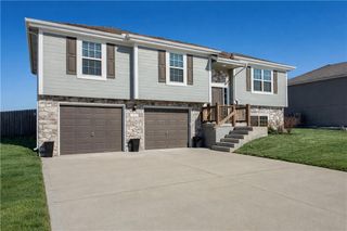 1402 SW 9th Terrace, Oak Grove, MO 64075