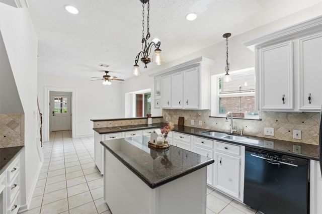 29 Tanager Trail, The Woodlands, TX 77381