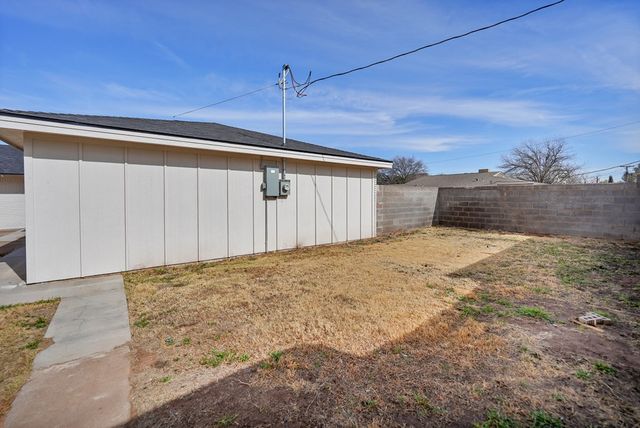 2001 Country Club Dr, Midland, TX 79701