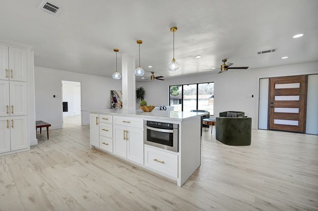 2001 Country Club Dr, Midland, TX 79701