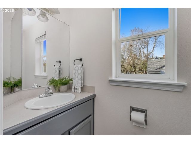 1687 Se LINN St, Portland, OR 97202