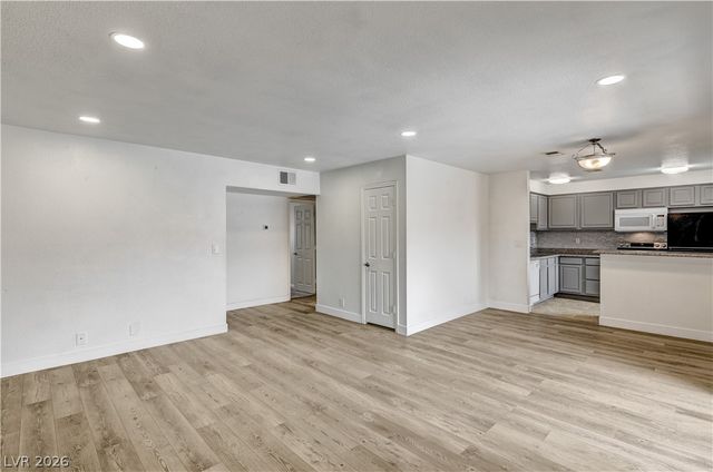 5404 River Glen Drive 362, Las Vegas, NV 89103