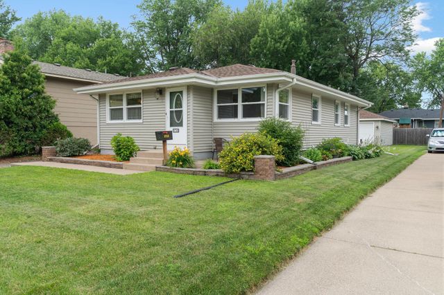6738 Knoll Street N, Golden Valley, MN 55427