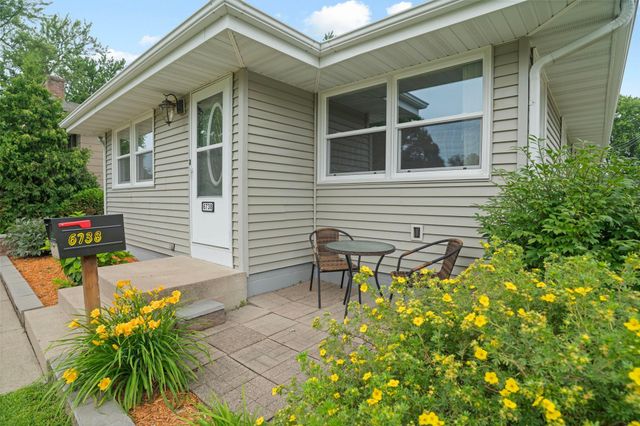 6738 Knoll Street N, Golden Valley, MN 55427
