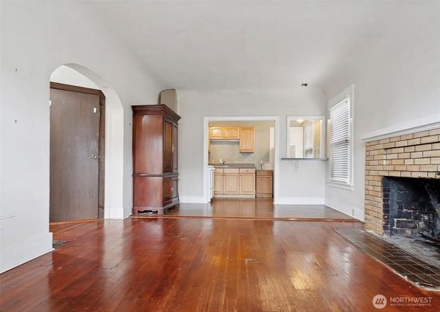 807 N 49th Street, Seattle, WA 98103