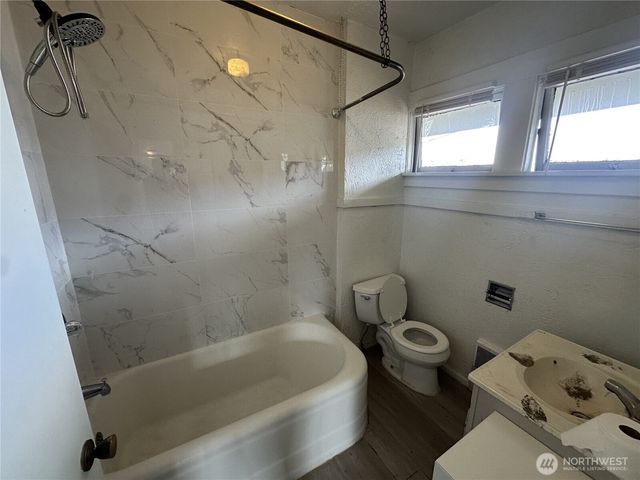 807 N 49th Street, Seattle, WA 98103