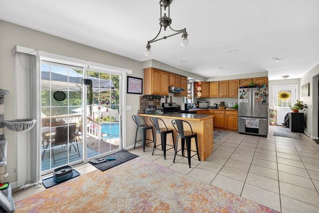 175 Old Fall River Rd, Swansea, MA 02777