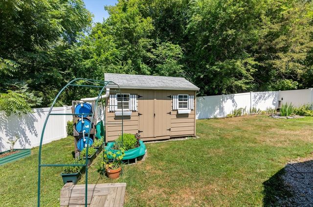 175 Old Fall River Rd, Swansea, MA 02777