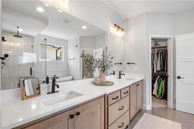 3208 Saddlebred Terrace, Lee's Summit, MO 64082