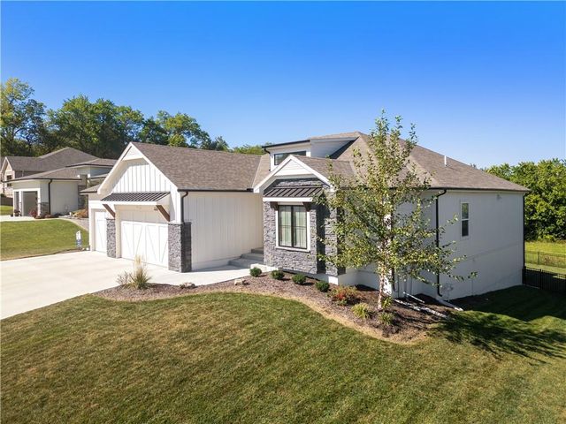 3208 Saddlebred Terrace, Lee's Summit, MO 64082
