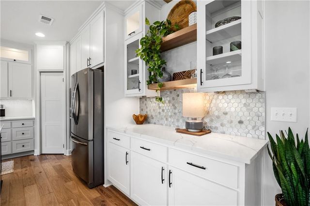 3208 Saddlebred Terrace, Lee's Summit, MO 64082