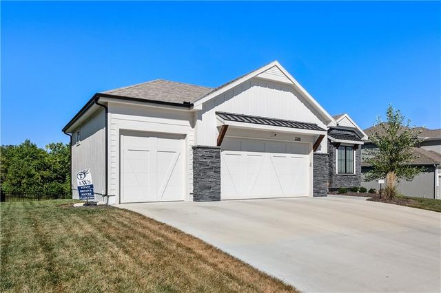 3208 Saddlebred Terrace, Lee's Summit, MO 64082