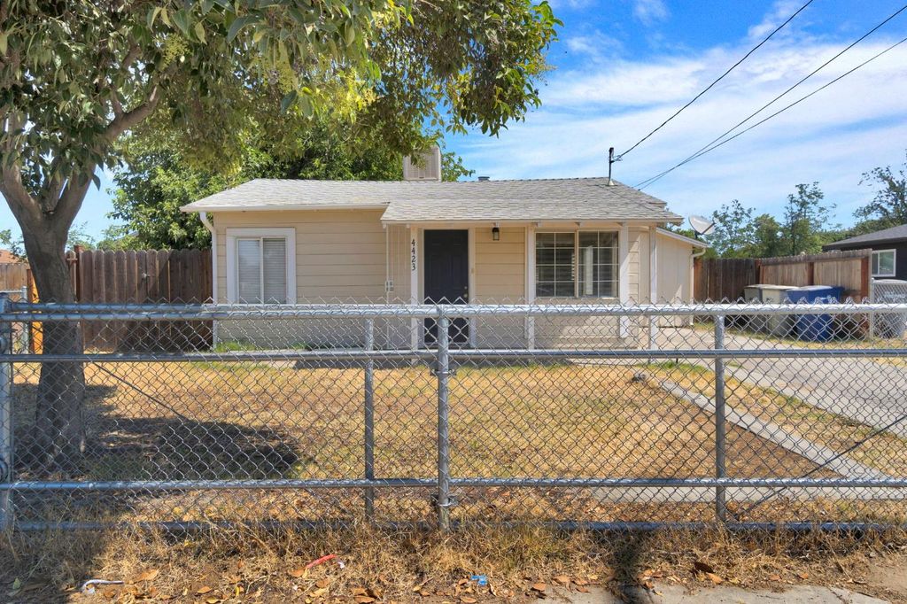 4423 E Floradora Avenue, Fresno, CA 93703