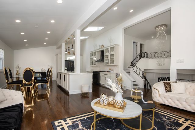 9909 N Huber Lane, Niles, IL 60714