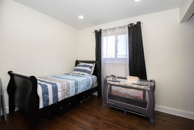 9909 N Huber Lane, Niles, IL 60714