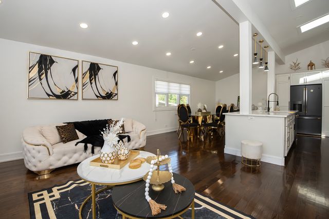 9909 N Huber Lane, Niles, IL 60714