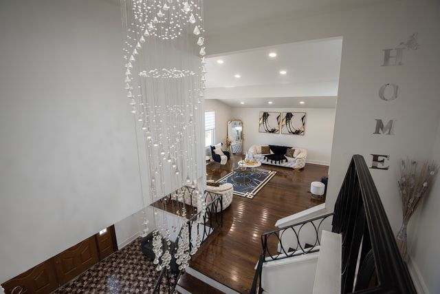 9909 N Huber Lane, Niles, IL 60714