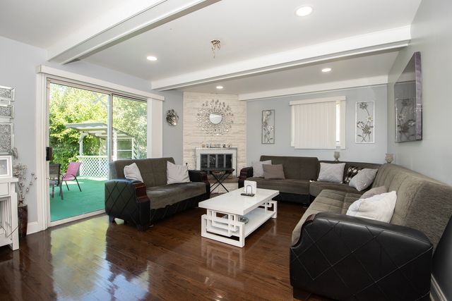 9909 N Huber Lane, Niles, IL 60714