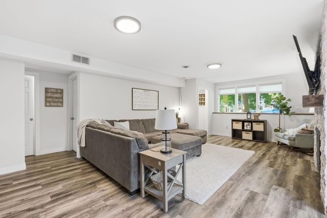 656 E 2nd Street, Waconia, MN 55387