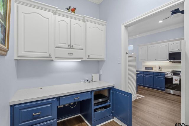 5608 Hollybrook Dr, Tyler, TX 75703