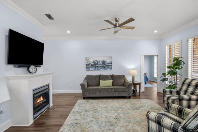 5608 Hollybrook Dr, Tyler, TX 75703