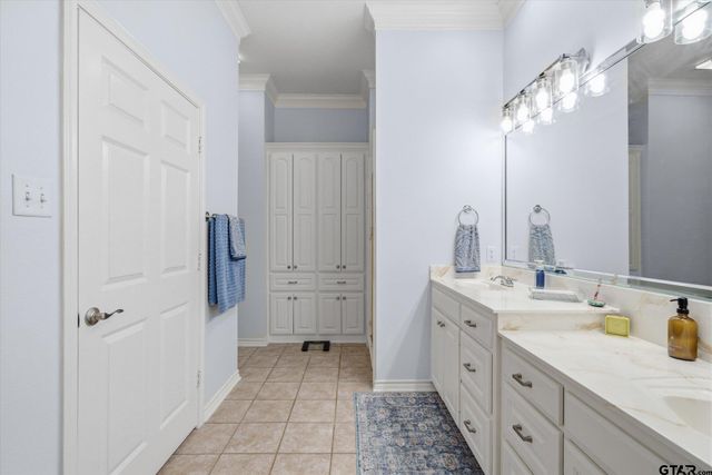 5608 Hollybrook Dr, Tyler, TX 75703