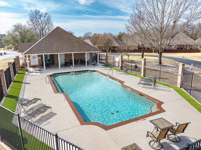 5608 Hollybrook Dr, Tyler, TX 75703