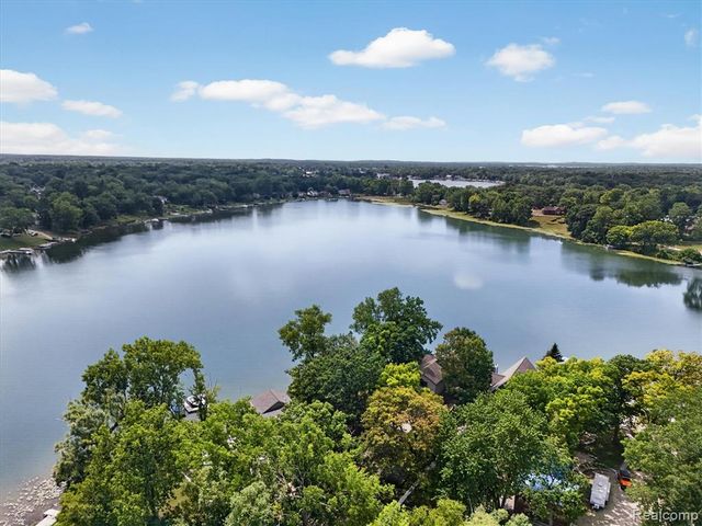 3039 Mccormick Drive, Waterford, MI 48328