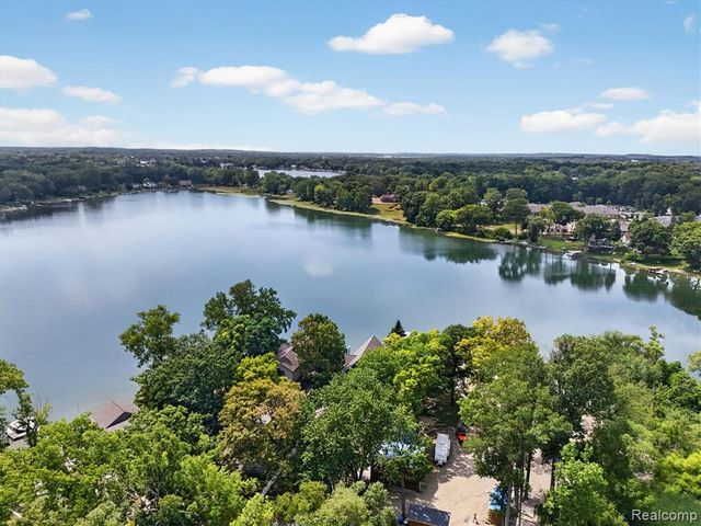3039 Mccormick Drive, Waterford, MI 48328