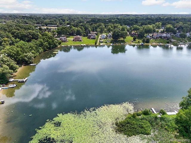 3039 Mccormick Drive, Waterford, MI 48328