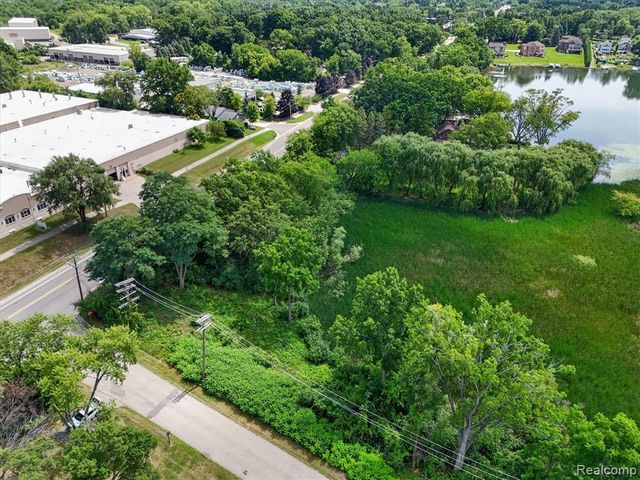3039 Mccormick Drive, Waterford, MI 48328