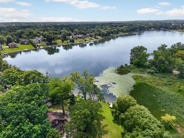 3039 Mccormick Drive, Waterford, MI 48328