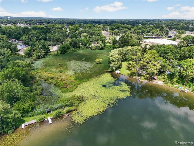3039 Mccormick Drive, Waterford, MI 48328