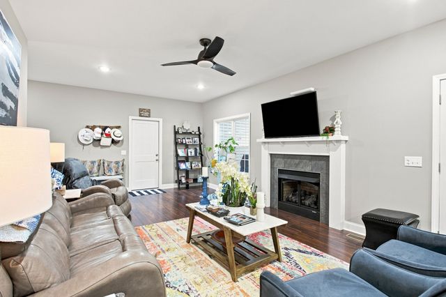 544 Aubrey Ln, Burns, TN 37029