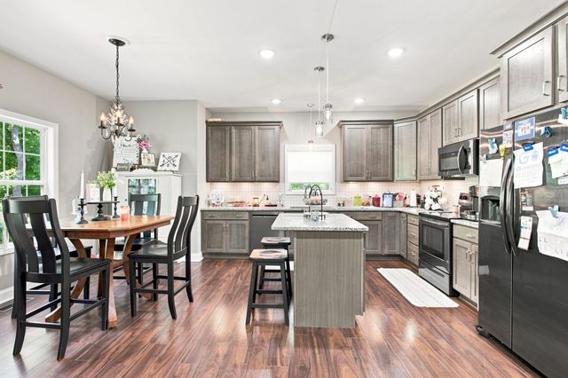 544 Aubrey Ln, Burns, TN 37029