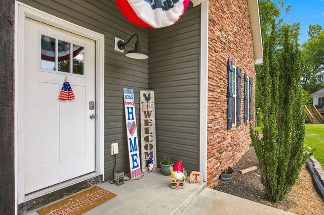 544 Aubrey Ln, Burns, TN 37029