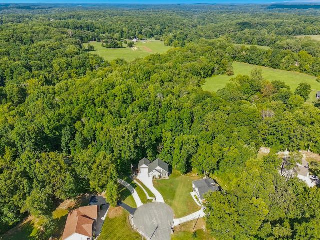 544 Aubrey Ln, Burns, TN 37029