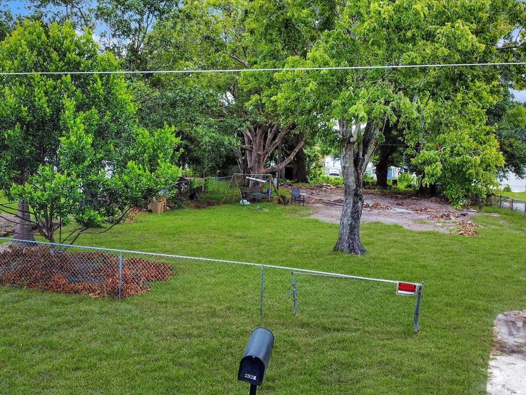 Image 7 of property listing at 2824 BAY AVENUE, Kissimmee, FL 34744