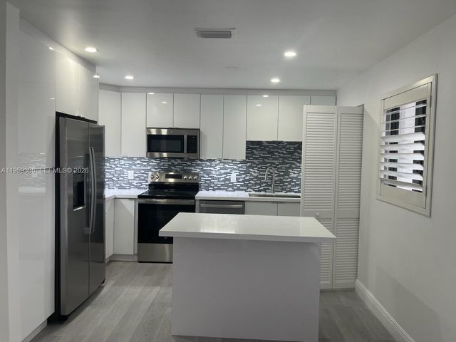 6004 NW 38th St 6006, Virginia Gardens, FL 33166