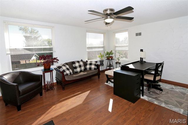 9702 Sterling Place, St Louis, MO 63123