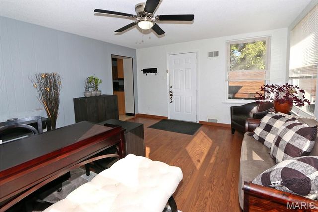 9702 Sterling Place, St Louis, MO 63123