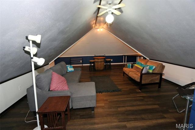 9702 Sterling Place, St Louis, MO 63123