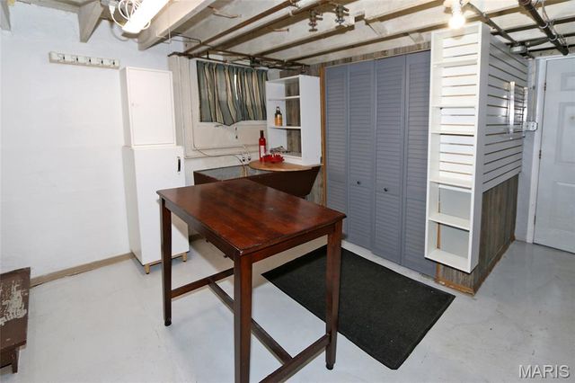 9702 Sterling Place, St Louis, MO 63123