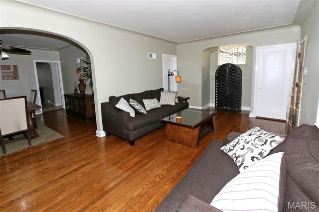 9702 Sterling Place, St Louis, MO 63123