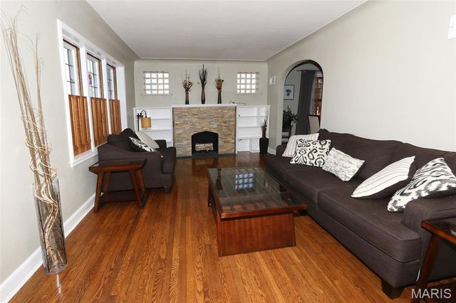 9702 Sterling Place, St Louis, MO 63123