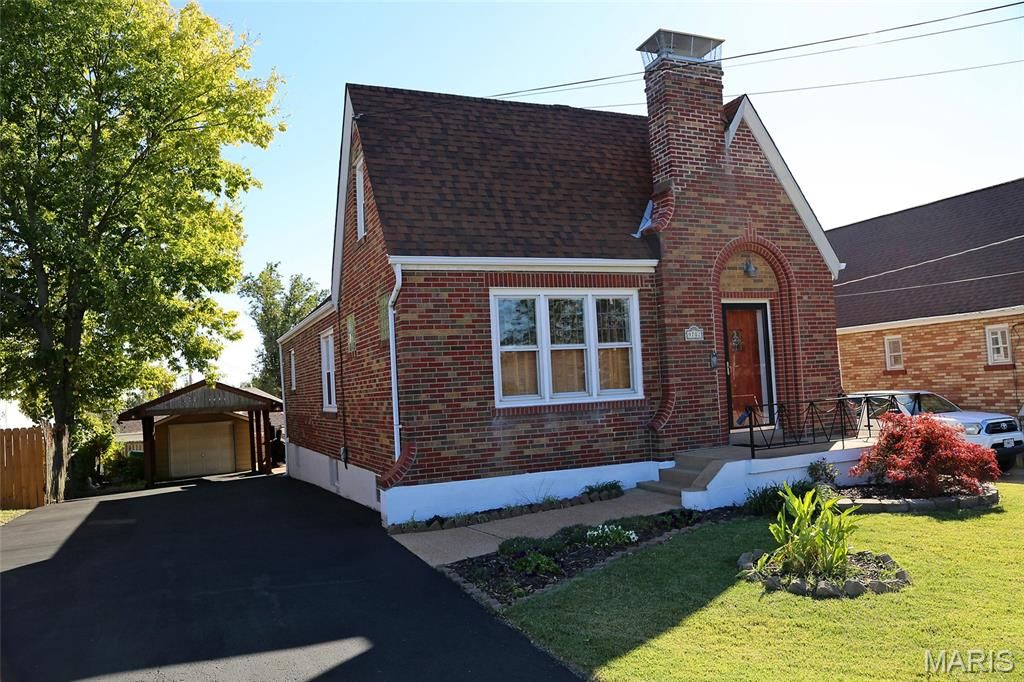 9702 Sterling Place, St Louis, MO 63123