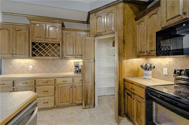 901 Chisam Road, Kearney, MO 64060