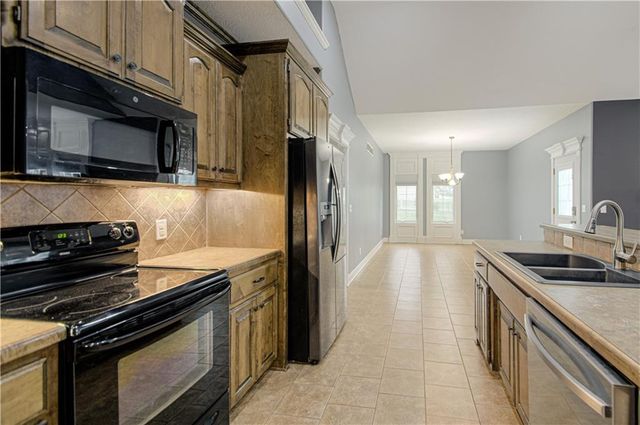 901 Chisam Road, Kearney, MO 64060