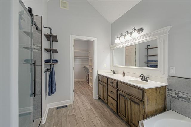 901 Chisam Road, Kearney, MO 64060